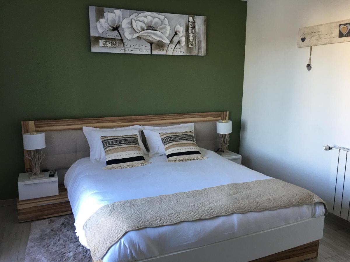 Le Jardin De Celina Bed & Breakfast Valensole Exterior foto